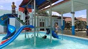 Kolam Renang Putri Borneo